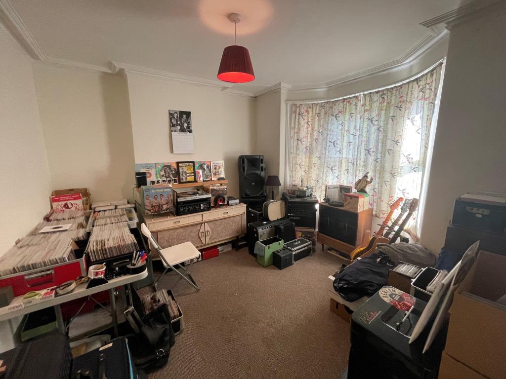 Lot: 119 - BAY-FRONTED HOUSE FOR INVESTMENT - Front room with bay window